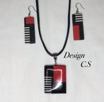Leren Ketting met hanger en oorbellen Rood Zwart Wit UV-Hars, Overige materialen, Overige voorstellingen, Nieuw, Ophalen of Verzenden