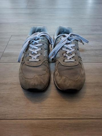 2 New Balance Sneakers gedragen beschikbaar voor biedingen