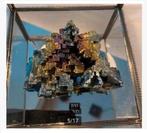 Groot XL stuk Bismuth in glazen vitrine kastje man-made vast, Ophalen of Verzenden