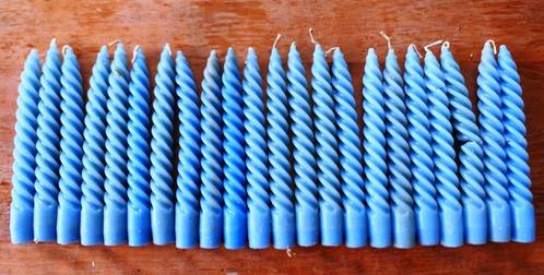 18 stuks lichtblauwe gedraaide kaarsen vintage, Huis en Inrichting, Woonaccessoires | Kandelaars en Kaarsen, Kaars, Minder dan 25 cm