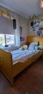 Brocante bed oker geel hoog hoofdbord voeteneinde vintage, Ophalen, Zo goed als nieuw, 200 cm, Brocante