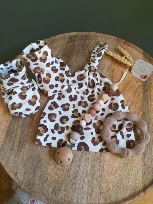 Cadeauset • Babymutsje, slofjes, speenkoord en bijtring, Kinderen en Baby's, Kraamcadeaus en Geboorteborden, Nieuw, Kraamcadeau