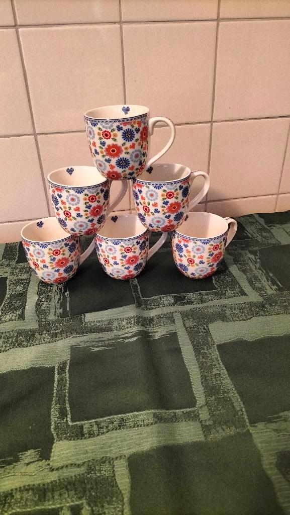 4  Nieuwe mokken en Roomkannetje Kakelbont servies, Huis en Inrichting, Keuken | Servies, Nieuw, Kop(pen) en/of Schotel(s), Overige stijlen