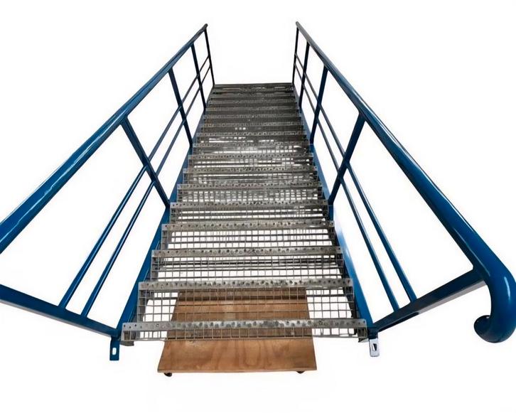 Trap 17 treden tbv entresolvloer / verdiepingsvloer Kader., Doe-het-zelf en Verbouw, Ladders en Trappen, 2 tot 4 meter, Ophalen