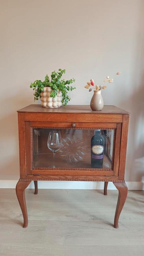 14. Mooi vintage theekastje met geslepen glas, Huis en Inrichting, Kasten | Vitrinekasten, Minder dan 100 cm, 50 tot 100 cm, 25 tot 50 cm