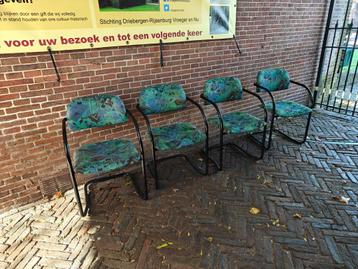 4 stoelen beschikbaar voor biedingen