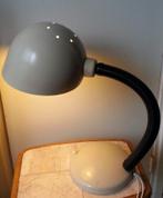 Zandkleurige vintage industriele burealamp  in Bauhaus stijl, Huis en Inrichting, Lampen | Tafellampen, Minder dan 50 cm, Metaal