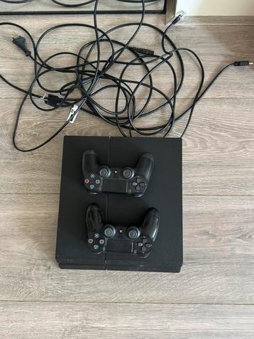 Ps4 inclusief 2 controllers en spellen beschikbaar voor biedingen