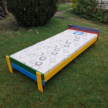BED EENPERSOONS met matras beschikbaar voor biedingen