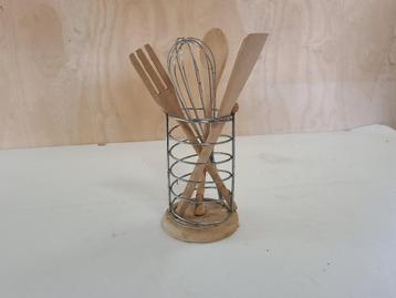keukengerei set in pot beschikbaar voor biedingen