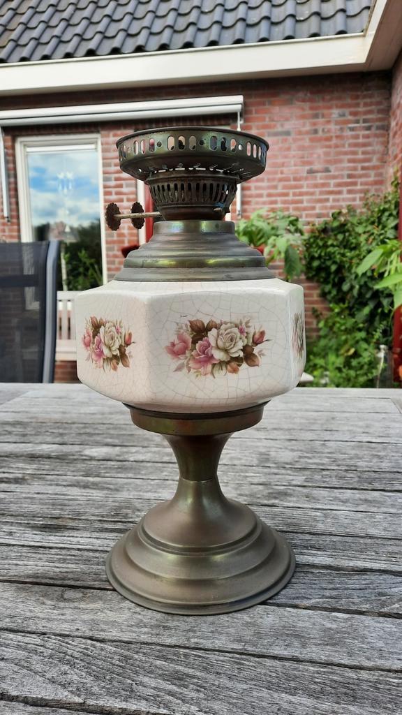 Nostalgische olielamp, mooi gedecoreerd met bloemen, Antiek en Kunst, Antiek | Lampen, Ophalen of Verzenden