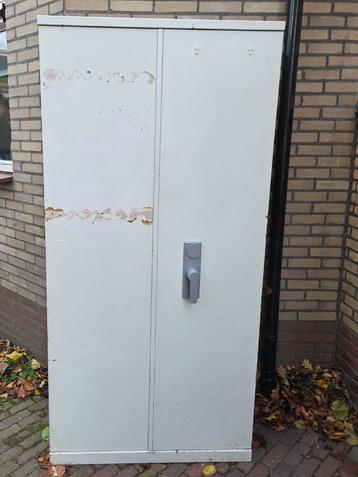 Metalen kluis-kast (brandkast?) beschikbaar voor biedingen