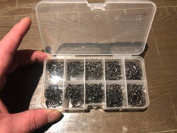 Nieuw doos met 500 stuks vishaken, karperhaken, witvishaken. beschikbaar voor biedingen