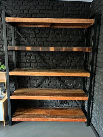 Mooie industriele boekenkast beschikbaar voor biedingen