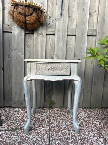 Vintage Bijzettafel met Lade beschikbaar voor biedingen