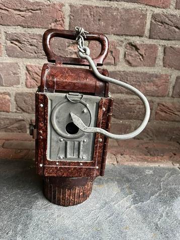 Duitse bakelietek lantaarn beschikbaar voor biedingen