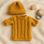 Handgebreid Poppenkleding Setje Trui & Muts - Okergeel, Ophalen of Verzenden, Nieuw, Kleertjes