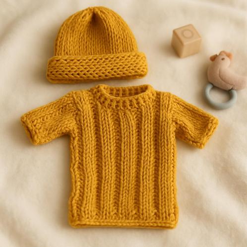 Handgebreid Poppenkleding Setje Trui & Muts - Okergeel, Verzamelen, Poppen, Nieuw, Kleertjes, Ophalen of Verzenden