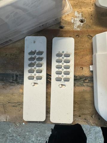 Klik aan klik uit schakelaar / dimmer +2x afstandsbediening beschikbaar voor biedingen