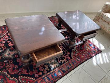 2 dezelfde bijzettafeltjes donker hout met lade beschikbaar voor biedingen