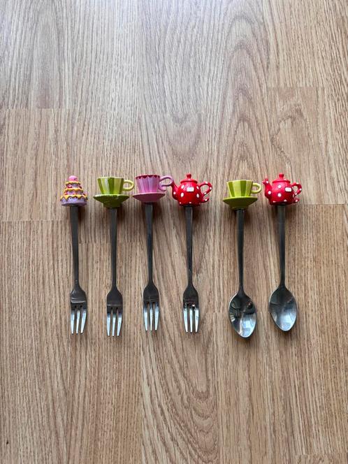 Leuke vorken en lepels met theekopjes en taartjes, Huis en Inrichting, Keuken | Bestek, Gebruikt, Los bestek, Rvs of Chroom, Ophalen of Verzenden