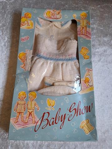Vintage gebreide kleding setje in doos voor een pop