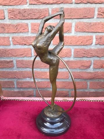 de hoepeldanseres, brons en marmer beschikbaar voor biedingen