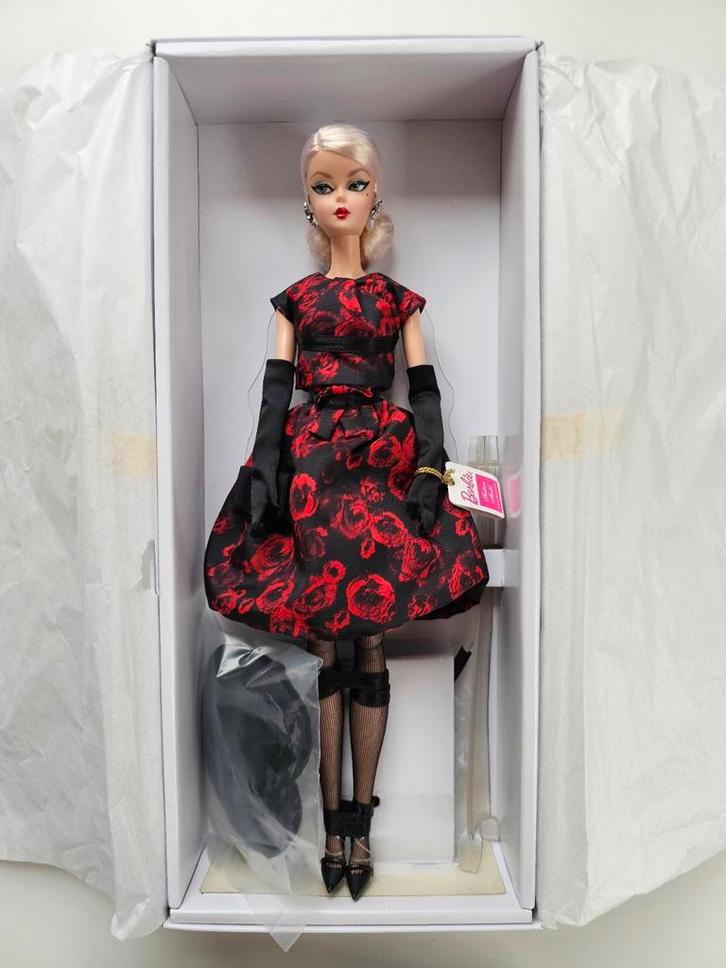 Barbie Silkstone Elegant Rose Cocktail Dress 2017, Verzamelen, Poppen, Zo goed als nieuw, Fashion Doll, Ophalen of Verzenden