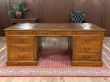 Klassiek Engels bureau (partnerdesk) #540 beschikbaar voor biedingen
