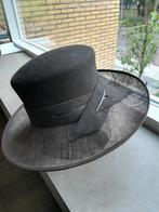 Stijlvolle bruine vilt met gaas dameshoed, Kleding | Dames, Aliëlle, Ophalen of Verzenden, Nieuw, Hoed