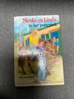 Nienke en Linda in het ponypark, Ophalen of Verzenden, Zo goed als nieuw