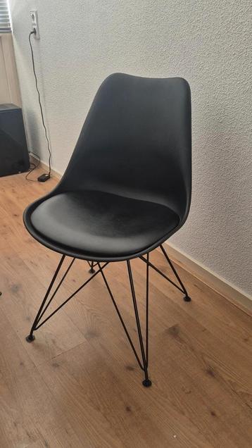 4x zwarte kuipstoelen beschikbaar voor biedingen
