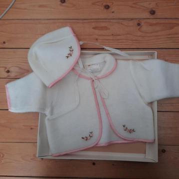 Wit warm baby setje (nieuw in doos van Courtelle) beschikbaar voor biedingen