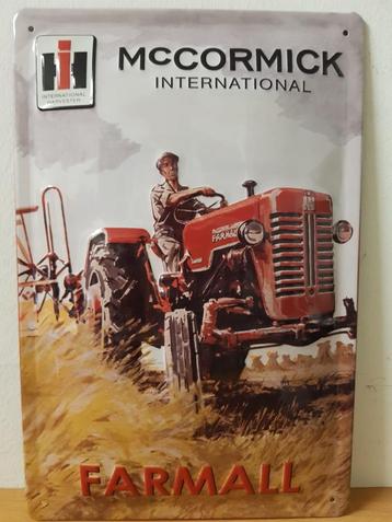 Mc Cormick Farmall tractor relief reclamebord van metaal beschikbaar voor biedingen