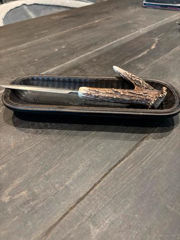 Bakelieten schaaltje met gewei briefopener beschikbaar voor biedingen