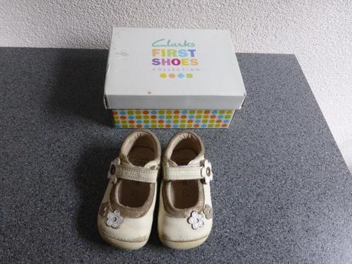 NETTE leuke LEREN Clarks schoenen 19 voor de eerste stapjes, Kinderen en Baby's, Kinderkleding | Schoenen en Sokken, Zo goed als nieuw