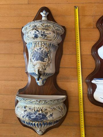 2 keramische wandfonteinen met blauw wit decor beschikbaar voor biedingen