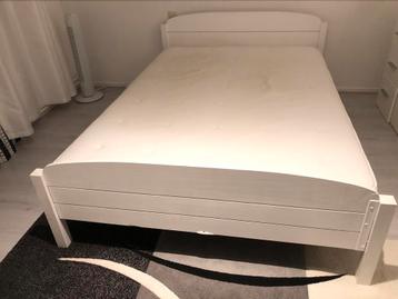 Bed 140 bij 200 met matras gratis ophale.
