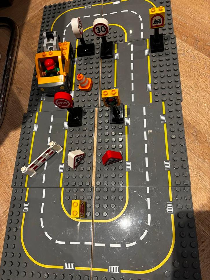 Duplo Wegdelen met Auto en Verkeersborden, Kinderen en Baby's, Speelgoed | Duplo en Lego, Zo goed als nieuw, Duplo, Losse stenen