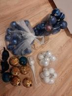 Veel kerstballen donkerblauw en wit, Ophalen