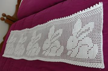 Gehaakt gordijntje met konijntjes voor kinderkamer. beschikbaar voor biedingen