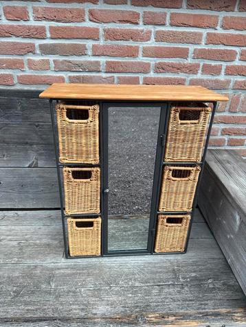 Wandkastje ijzer, spiegel & rotan mandjes beschikbaar voor biedingen