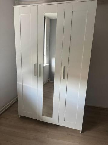 Witte kledingkast met deuren beschikbaar voor biedingen