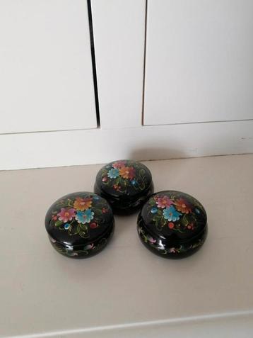 3 vintage handbeschilderde bloemen pillen doosjes  beschikbaar voor biedingen