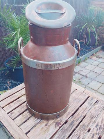 Antieke melkbus van de Utrechtse melk centrale beschikbaar voor biedingen