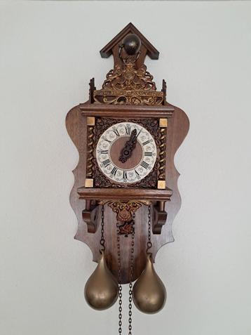 Antieke Wandklok met Gewichten beschikbaar voor biedingen