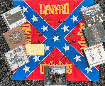 Lynyrd Skynyrd 7 albums 9 cd’s incl. vlag met handtekeningen beschikbaar voor biedingen