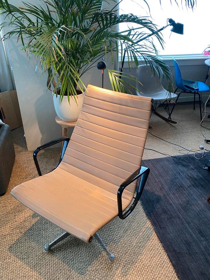 Eames EA116 Naugahyde lounge stoel- Herman Miller, Huis en Inrichting, Fauteuils, Gebruikt, Overige materialen, Verzenden