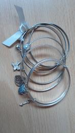 NIEUW: Armbanden set met bedeltjes (Zitten nog aan elkaar), Staal, Nieuw, Ophalen of Verzenden, Met bedels of kralen