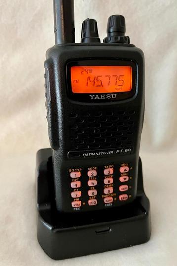 Yaesu FT-60 dualband, met bureaulader en nieuwe accu  beschikbaar voor biedingen
